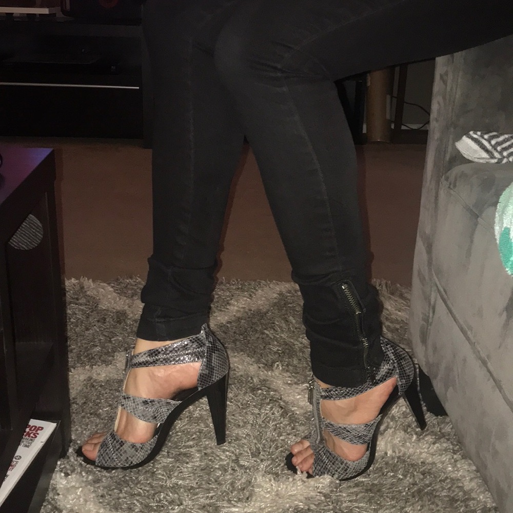 MICHAEL KORS Berkeley T strap heels